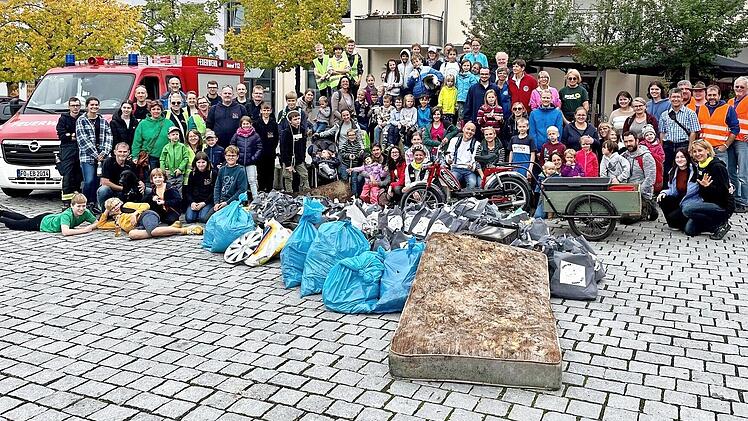 Auch eine Matratze wurde von den Umweltschützern in Neunkirchen aufgesammelt.