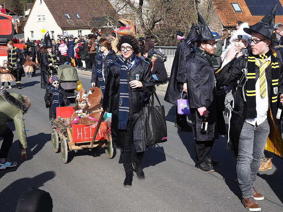 Buntes Faschingstreiben lockte tausende Besucher an.