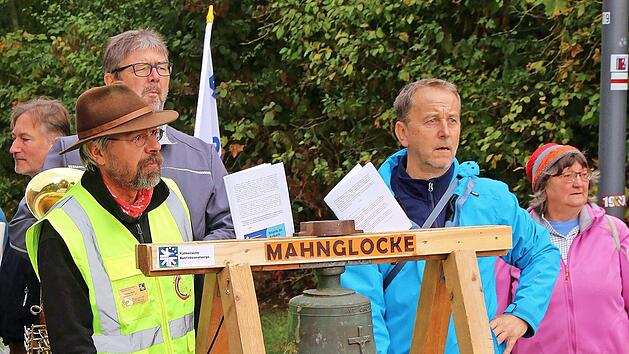 An jeder der vier Stationen hörte man die Schläge der Mahnglocke.