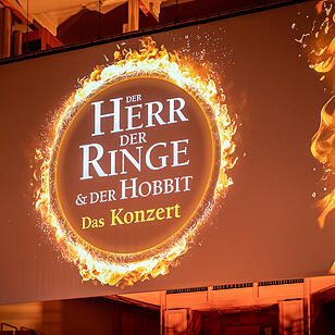 Großes Orchester, Solisten und Sänger!