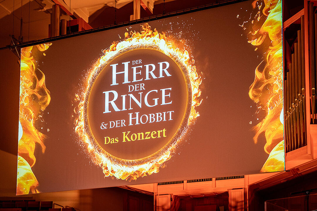 Großes Orchester, Solisten und Sänger!