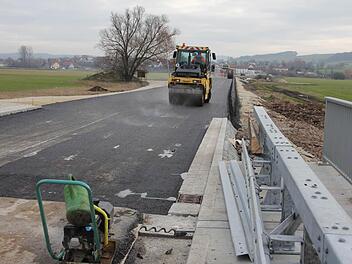 Seit Donnerstag rollen die Walzen über die Asphalt-Tragschicht.