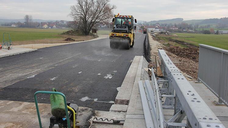Seit Donnerstag rollen die Walzen über die Asphalt-Tragschicht.
