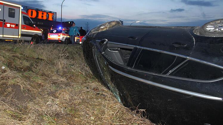 Eines der Fahrzeuge landete im Graben auf dem Dach. Foto: Andreas Dorsch