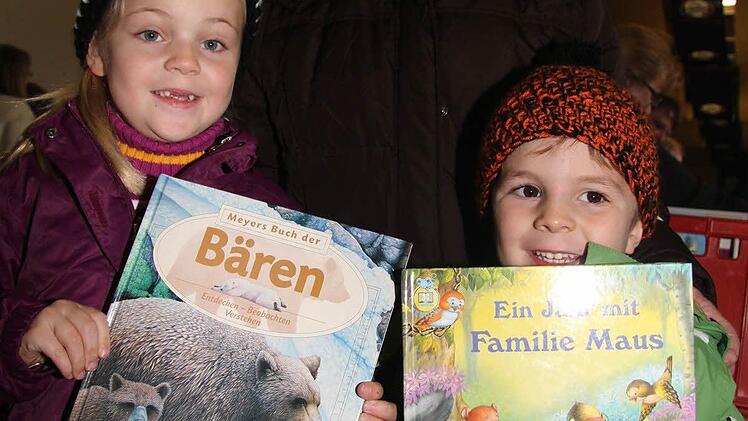 Magnus (4) und Anna-Sophia Barisch (6) nutzten den Samstagvormittag, um gemeinsam mit Oma Gisela über den Flohmarkt zu bummeln - und wurden in der Buchabteilung fündig