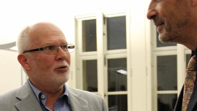 Eberhard Beier ist bislang Vorsitzender des Vereins "Kultur in Thurnau" und führt in dieser Funktion zum Beispiel die Verhandlungen mit den Künstlern - wie auf unserem Bild mit Edward John Semon von der Gruppe "Lequatour Romantique". Er ist jetzt auf der Suche nach einem Nachfolger. Foto: Katharina Müller-Sanke
