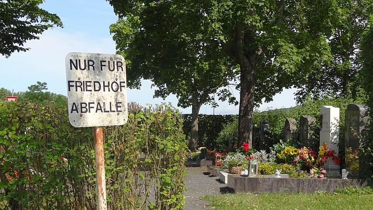 Haushaltsmüll liegt immer wieder in den Containern des Eberner Friedhofs, obwohl dies laut Satzung untersagt ist. Fotos: Johanna Eckert