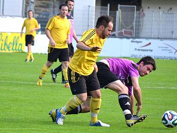 Steffen Bunzelt (SCW, links) kommt am Lichtenfelser Robert Rammler nicht vorbei.  Foto: D.Radziej