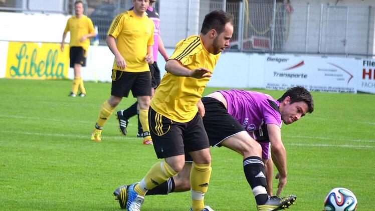 Steffen Bunzelt (SCW, links) kommt am Lichtenfelser Robert Rammler nicht vorbei.  Foto: D.Radziej