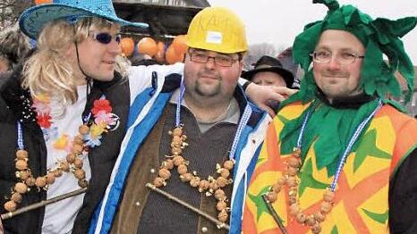 Die drei neuen Träger des Nussprügel-Ordens (von links): Dirk Hertel, Tobias Krappmann und Thomas Schwarz (übrigens als Ananas).