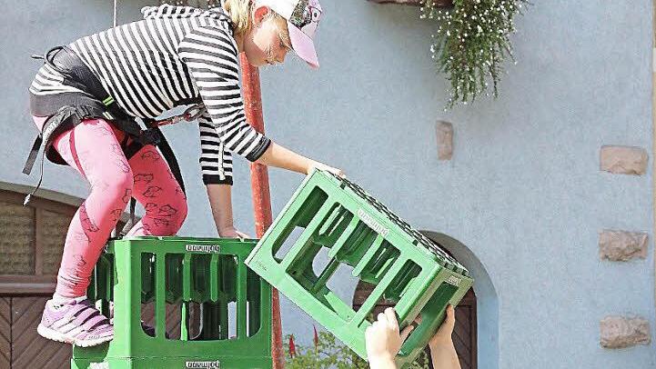 Gut abgesichert waren die Kinder beim spannenden Bierkasten-Klettern. Foto: Dieter Britz