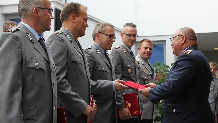 Karl Veit dankt den Helfern für ihren Einsatz für das Jubiläumsfest. Foto: Ulrike Müller