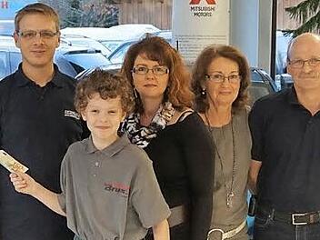 Von links nach rechts: Stefanie Geiger (Kassier), Thomas Sawinsky (1. Vorsitzender), Andre Hubert (Junior), Manuela Hubert und Beate Bruns (Geschäftsführerinnen Autohaus Bruns), Matthias Petermann (Kommandant), Stephan Stühler (2. Vorsitzender) Foto: erl