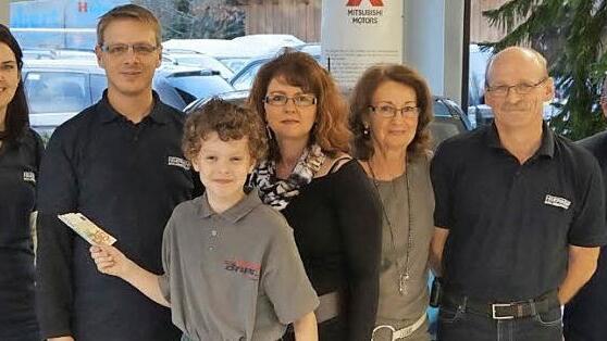 Von links nach rechts: Stefanie Geiger (Kassier), Thomas Sawinsky (1. Vorsitzender), Andre Hubert (Junior), Manuela Hubert und Beate Bruns (Geschäftsführerinnen Autohaus Bruns), Matthias Petermann (Kommandant), Stephan Stühler (2. Vorsitzender) Foto: erl