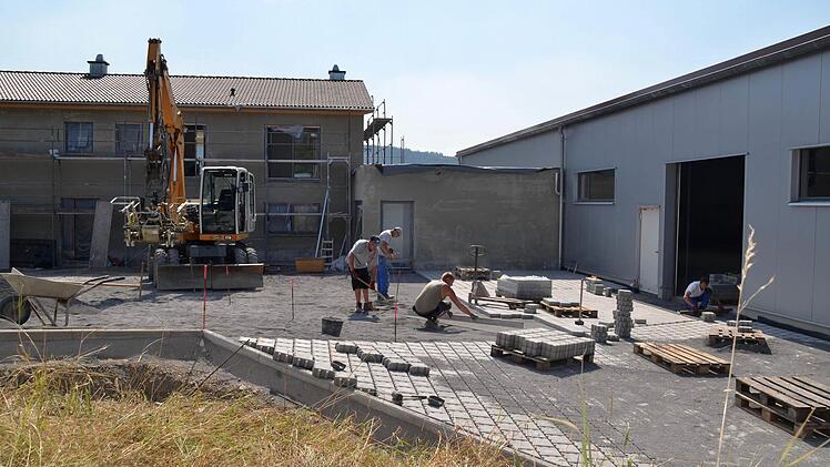 Im Gewerbegebiet Eckartspfad baut der Unternehmer Guido Schenk aus Köln seinen neuen Firmenstandort samt Wohnhaus. Derzeit werden Pflasterarbeiten im Hof des neugebauten Gebäudeensembles erledigt. Foto: Kathrin Kupka-Hahn