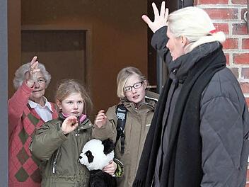 Damit Kinder bei Oma kein Heimweh bekommen, sollten sie am besten ein Kuscheltier als Tröster mitnehmen. Foto: Bodo Marks/dpa-mag