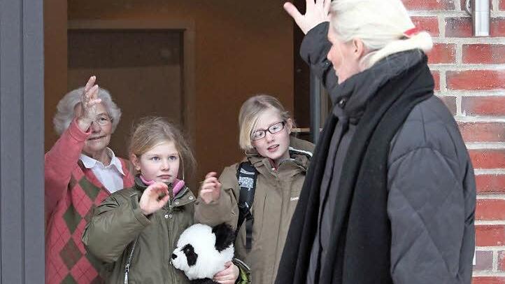 Damit Kinder bei Oma kein Heimweh bekommen, sollten sie am besten ein Kuscheltier als Tröster mitnehmen. Foto: Bodo Marks/dpa-mag