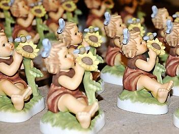 Fast fertige Hummel-Figürchen warten auf den letzten Schliff. Fotos: Rainer Lutz