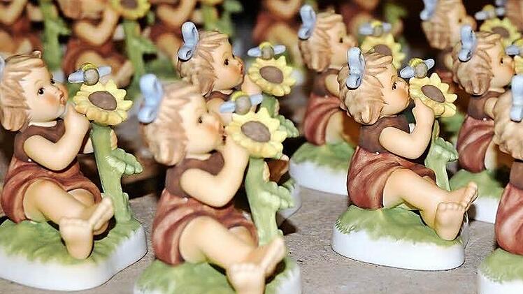 Fast fertige Hummel-Figürchen warten auf den letzten Schliff. Fotos: Rainer Lutz