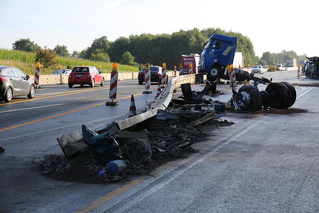 Unfall auf A9: Sattelzug prallt gegen Baustelle