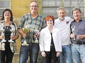 Der FAC Mainleus/Kulmbach verf&uuml;gt &uuml;ber eine Reihe von Spitzenfotografen. Sie erhielten bei der Meisterschaftsfeier Urkunden und Pokale f&uuml;r ihre herausragenden Leistungen. Von links: Sigrid Wolf-Feix, Klaus R&ouml;&szlig;ner, stellvertretende Landr&auml;tin Christina Flauder, Heinz Tschanz-Hofmann und Mike Schwalbach, die sowohl die Vereinsmeisterschaft anf&uuml;hrten als auch die Wertung zum Grand Prix.  Foto: Heiko Fichtner