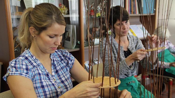 Eine Holzplatte mit Löchern dient als Hilfsmittel für die spätere Futtertüte. Foto: Gerda Völk