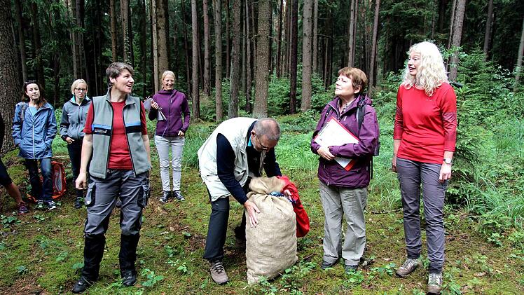 Schüler und Lehrer verbrachten einen Schultag im Wald.   Foto: Richard Sänger