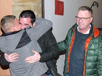 Freie Wähler im Ausnahmezustand:  Maximilian Neeb (Mitte)  und Stefan Transziska (rechts) haben den Sieg bei der Bürgermeisterwahl in Seßlach bis in die Nacht hinein gefeiert.Berthold Köhler
