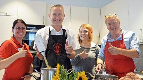 Sie zeigen ihre Kochk&uuml;nste (v.&nbsp;l.): Carina G&uuml;gel (stellvertretende Leiterin Tagespflege BRK), Udo Sch&ouml;nfelder, Quartiersmanagerin Katharinenspital Jenny Salagean und Erwin Held Foto: Sonja Hoffmann