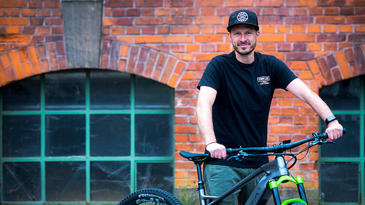 "Die ganze Lieferkette wurde komplett angehalten", erklärt Daniel Gareus vom Marken-Importeur Cosmic Sports aus Fürth. Foto: Rico Haase