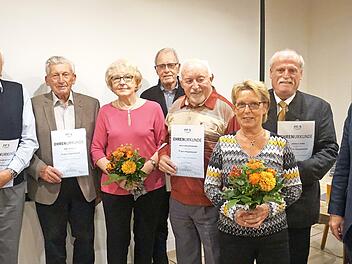 Ehrungen langjähriger Mitglieder : Vorsitzender Ullrich Seelmann (von links) gratulierte Joachim Kutzias, Karl Heilmann, Elisabeth Wende, Jürgen Rübeck, Adolf Kreuzpaintner, Rosemarie Seelmann und Arnold Eiben. Auch Landrat Thomas Bold gratulierte.
