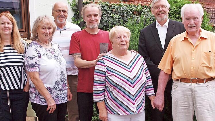 Hildegard Weberpals (3. v. r.) freut sich über die Geburtstagsglückwünsche von Andrea Fleischmann (Bekannte), Margit und Manfred Niewelt, Sohn Martin, Stadtpfarrer Roland Neher und Ehemann Peter (v. l.).