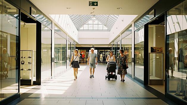 Szene in einem Einkaufszentrum in Deutschland an einem Sommertag.