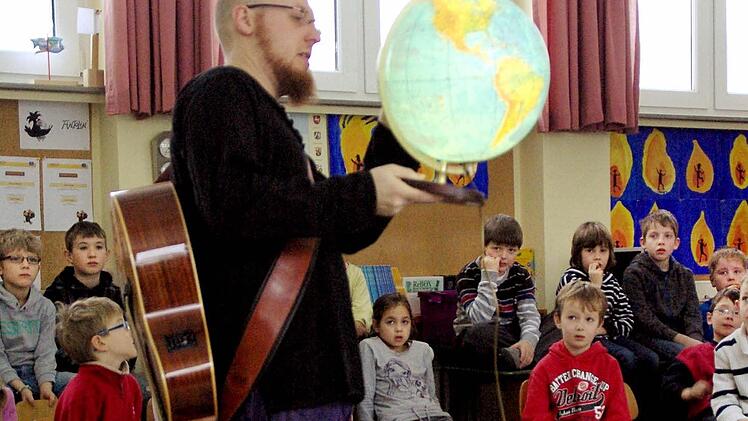Carlo Hilsdorf bringt den Kindern mit Umweltsongs die Probleme der Welt näher.Fotos: Elisabeth Assmann