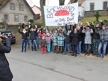 Kamerafrau Isabell Wittig (links) filmt die jubelnden Dorfkinder aus Bischwind. Es herrscht große Vorfreude. Am Pfingstmontag möchte man im Eberner Stadtteil mit den "Dorfrockern" aus Kirchaich feiern.