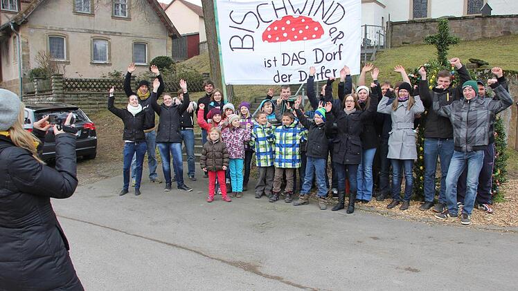 Kamerafrau Isabell Wittig (links) filmt die jubelnden Dorfkinder aus Bischwind. Es herrscht große Vorfreude. Am Pfingstmontag möchte man im Eberner Stadtteil mit den "Dorfrockern" aus Kirchaich feiern.