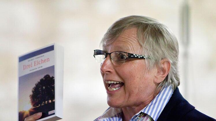 Buchhändlerin Irmgard Clausen mit dem neuen Vorndran-Opus: "Drei Eichen".