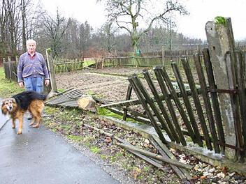 Im Januar 2007 hat "Kyrill" den Gartenzaun von Landwirt Hans Neuner bei Sorg (Gemeinde Obertrubach) plattgewalzt. Foto: Josef Hofhbauer