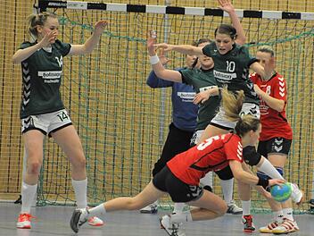 Die grüne Wand: Wie leidenschaftlich verteidigt wird, zeigen auf unserem Bild (von links) Julia Albert, Torfrau Stephanie Piske, Lisa Wenzke und Anne Früh von der SG Garitz/Nüdlingen. Foto: Hopf