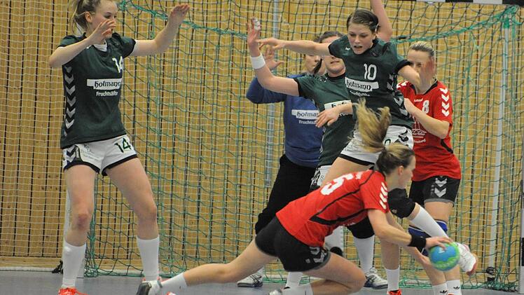 Die grüne Wand: Wie leidenschaftlich verteidigt wird, zeigen auf unserem Bild (von links) Julia Albert, Torfrau Stephanie Piske, Lisa Wenzke und Anne Früh von der SG Garitz/Nüdlingen. Foto: Hopf