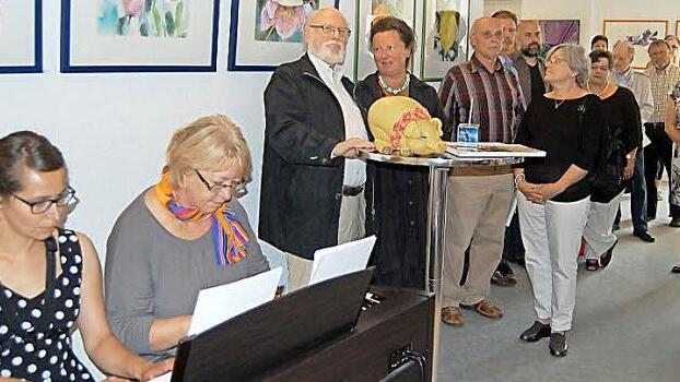 Musikalisch begleiteten Julia Sühler und Elisabeth Müller-Beck die Ausstellungseröffnung.