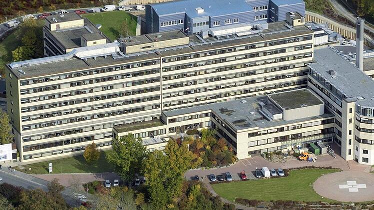 Auch in den nächsten Jahren wird am Kulmbach Klinikum gebaut. Um allen Patienten Zwei-Bett-Zimmer als Standard anbieten zu können, sollen 50 bis 60 Millionen Euro investiert werden. Neben umfangreiche Umbaumaßnahmen ist ein neuer Bettentrakt geplant. Frühester Baubeginn: Herbst 2016. Foto: Archiv