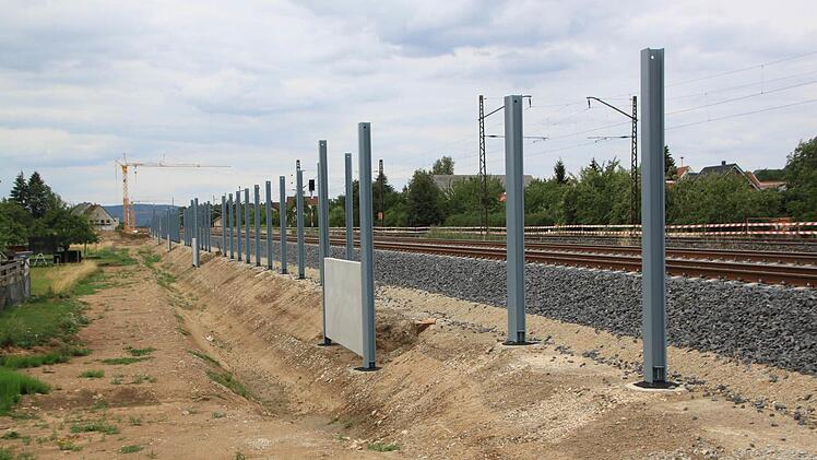 Im Lauf des Jahres erstellte eine Baufirma im Auftrag der Bahn in Ebensfeld die Lärmschutzwände für die ICE-Trasse. Foto: Archiv, Matthias Einwag