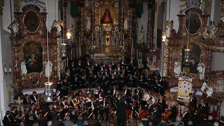 Der St.-Johannes-Chor Trebgast und das erweiterte Kulmbacher Kammerorchester am Samstag beim Psalmenkonzert in der Basilika Marienweiher. Foto: Klaus Klaschka