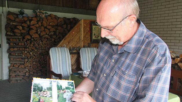 Hermann Kastner hat die Sch&auml;den in einem Fotoalbum dokumentiert. Foto: Sonny Adam