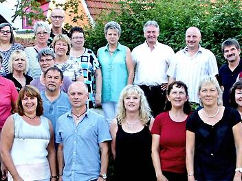 Unser Bild zeigt die Frauen und Herren des Geburtsjahrganges 1959/60 mit Organisator Andreas Griebel (rechts), die Erinnerungen an die gemeinsame Schulzeit aufleben ließen.  Foto: Günther Geiling