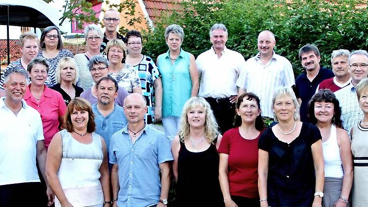 Unser Bild zeigt die Frauen und Herren des Geburtsjahrganges 1959/60 mit Organisator Andreas Griebel (rechts), die Erinnerungen an die gemeinsame Schulzeit aufleben ließen.  Foto: Günther Geiling