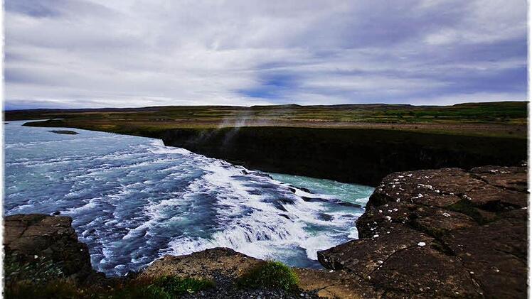 Wasserfälle gibt es auf Island einige - der Gullfoss im Süden Islands ist einer der eindruckvollsten. Vor allem ist er für den Tourismus gut erschlossen.