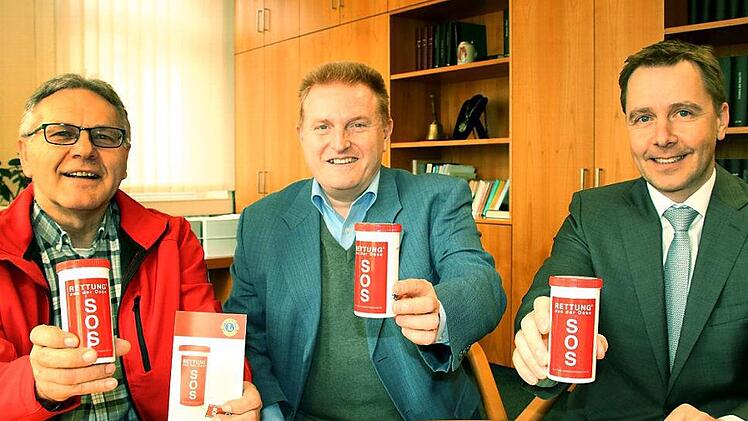 Der Maßbacher Seniorenbeauftragte Winfried Streit (links) will die Senioren der Gemeinde mit "SOS-Dosen" ausrüsten. Bürgermeister Matthias Klement (Mitte) bringt sie bei Geburtstagen den Senioren mit. Die Raiffeisenbank Maßbach sponsort die Aktion. Rechts Bankvorstand Michael Hein bei der Übergabe.  Foto: Dieter Britz