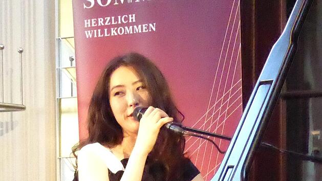 Younee improvisierte im Rosengarten. Foto: Ahnert